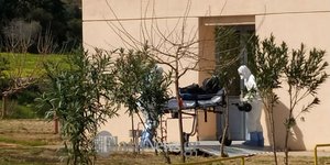 Κορωνοϊός: Η στιγμή που άνδρας με ύποπτο κρούσμα μεταφέρεται σε νοσοκομείο στα Χανιά 