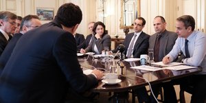 Σύσκεψη στο Μαξίμου για τον κορωνοϊό