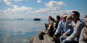 Κόσμος σε προβλήτα χαλαρώνει