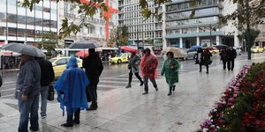 Κόσμος με αδιάβροχα