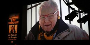 Ο Κώστας Βουτσάς με κασκόλ της ΑΕΚ