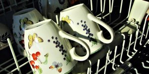 Κούπες με πεταλούδες τοποθετημένες ανάποδα στο πλυντήριο των πιάτων 