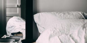 Κρεβάτι σε κρεβατοκάμαρα 