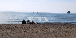 Κόσμος κάνει μπάνιο στην παραλία της Γλυφάδας
