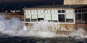 Μεγάλα κύματα σε παραλιακό μέτωπο του Ναυπλίου