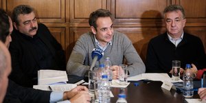 Ο Κυριάκος Μητσοτάκης με γκρι πουλόβερ