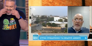 Μετεωρολόγος δίνει πρόβλεψη καιρού ταυτόχρονα σε δύο κανάλια της Κύπρου