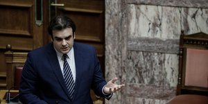 Ο Κυριάκος Πιερρακάκης μιλάει στην Βουλή