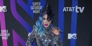 Η Lady Gaga με λαμπερή ολόσωμη φόρμα