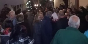 Κάτοικοι από τα Λουτρά Λέσβου στον δρόμο