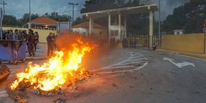 Λέσβος: Πολίτες με όπλα πολιορκούν δυνάμεις των ΜΑΤ στο στρατόπεδο Κυριαζή