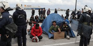 Αστυνομία και μετανάστες στη Λέσβο