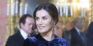 Η βασίλισσα Λετίθια με μπλε φόρεμα χαμογελά