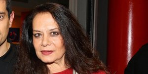 Η Λίλα Καφαντάρη με κόκκινη μπλούζα