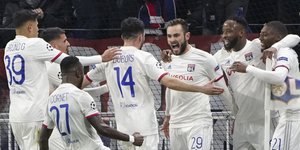 Οι παίκτες της Λιόν πανηγυρίζουν