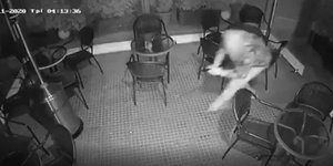 Ο ληστής την στιγμή που μπαίνει σε κατάστημα