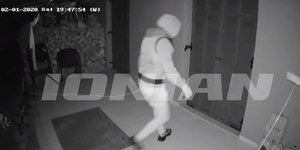 Ληστής έξω από σπίτι