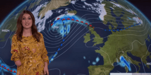 Παρουσιάστρια καιρού με κίτρινο φόρεμα