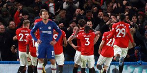 Παίκτες της Μάντσεστερ Γιουνάιτεντ πανηγυρίζουν με τους οπαδούς τους