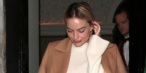 Η Μάργκο Ρόμπι με καμηλό παλτό και πλεκτό φόρεμα