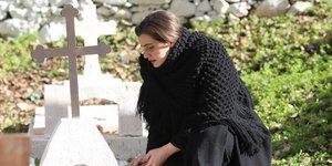 Η Μαρία Κίτσου στον ρόλο της Ελένης σε σκηνή από τη σειρά «Άγριες Μέλισσες»