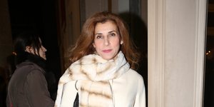 H Μαρία Παπαλάμπρου με λευκό παλτό 