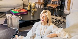 Η Μαρί Σαντάλ καθισμένη στο χαλί του σαλονιού της