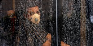 Γυναίκα με μάσκα στο Ιράν, που πλήττεται από κρούσματα κορωνοϊού