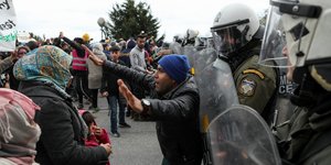 μετανάστης μπροστά σε ΜΑΤ σταματάει διαδηλωτές