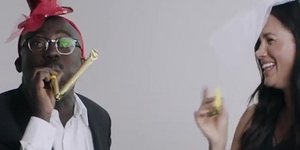 Η Μέγκαν Μαρκλ γελά σαν μικρό παιδί με τον εκδότη της βρετανικής Vogue