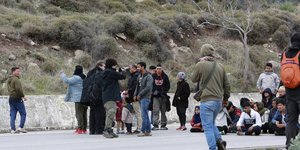 Μετανάστες αιτούντες άσυλο σε διαδήλωση στη Λέσβο