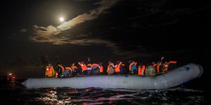 Μετανάστες σε φουσκωτό