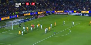 Ο τερματοφύλακας της Τίγκρες στέλνει την μπάλα στα δίχτυα