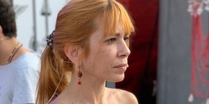 Η Μυρτώ Αλικάκη με στράπλες φόρεμα πουά