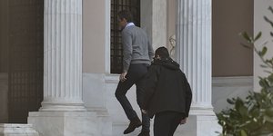 Ο Κυριάκος Μητσοτάκης μπαίνει στο Μαξίμου για τη σύσκεψη