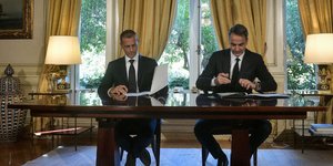 πρόεδρος της UEFA Αλεξάντερ Τσέφεριν και πρωθυπουργός Κυριάκος Μητσοτάκης,