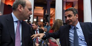 Ο Κυριάκος Μητσοτάκης συζητά με τον Κωστή Χατζηδάκη