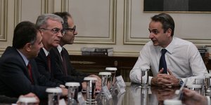 Ο Κυριάκος Μητσοτάκης μιλάει στους Περιφερειάρχες Αιγαίου