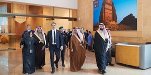 Ο Κυριάκος Μητσοτάκης περπατά με Σαουδάραβες κυβερνητικούς