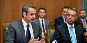 Ο Μητσοτάκης δίπλα στον Σταϊκούρα μιλάει στα ΜΜΕ