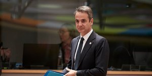Ο Κυριάκος Μητσοτάκης κρατάει φάκελο