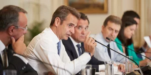 Ο Κυριάκος Μητσοτάκης μιλάει στο υπουργικό συμβούλιο