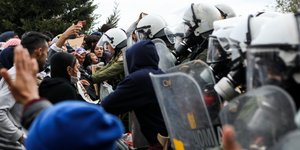 Επεισοδιακή πορεία προσφύγων και μεταναστών από το ΚΥΤ της Μόρια πρός την Μυτιλήνη