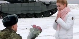 Πρωτότυπη πρόταση γάμου στη Μόσχα