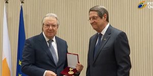 Βίντεο: Ο Αναστασιάδης απένειμε το Μετάλλιο Εξαίρετης Προσφοράς στον Μπαμπινιώτη