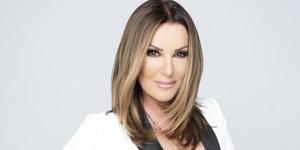 Η Ναταλία Γερμανού με λευκό ταγέρ και μαύρες λεπτομέρειες στην επίσημη φωτογράφηση για τον ALPHA