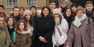 Η Νίκη Κεραμέως με μαθητές στην θεολογική Σχολή της Χάλκης