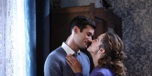 Ο Νικηφόρος και η Ασημίνα αγκαλιά σε σκηνή από την σειρά «Άγριες Μέλισσες»