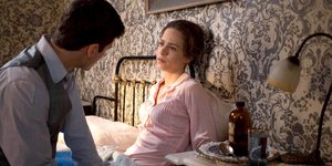 Ο Νικηφόρος στο προσκέφαλο της Ασημίνας που αρρωσταίνει αιφνιδίως στις «Άγριες Μέλισσες»