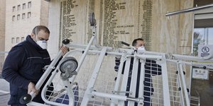 Προσωπικό μεταφέρει κρεβάτια σε νοσοκομείο στην Ιταλία